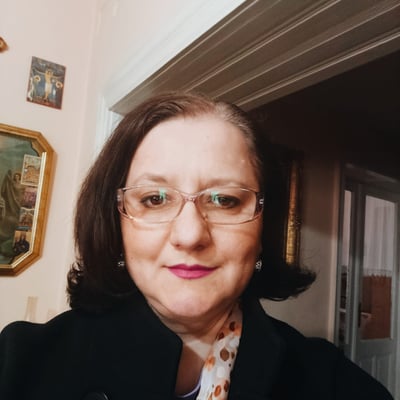 мрс. Данијела Јовановић - проф. српског језика и књижевности - спец. за заступање интереса особа са интелектуалним инвалидитетом